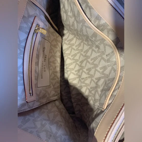 Michael Kors Jet Set Travel - Picture 11 of 16